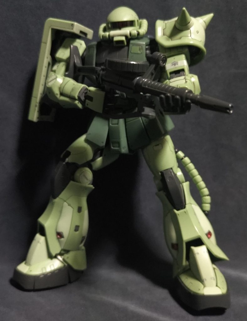 ザク・マシンガンを構えて。スミ入れと部分塗装程度しかしておりません。デカールを貼るのは苦手なので、使用したのは、ごく僅かです。