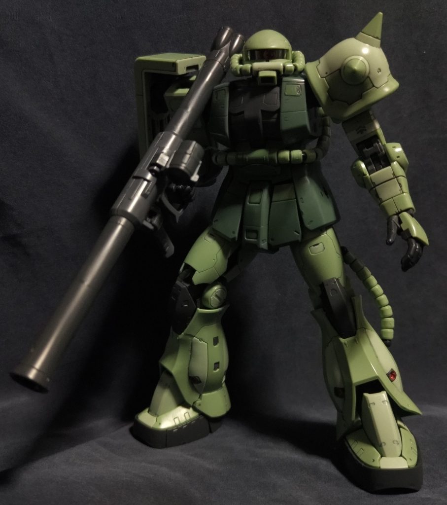 製造工程の画像はありません。ザクバズーカを担いだ画像です。基本、説明書を見て、組んだだけです。 