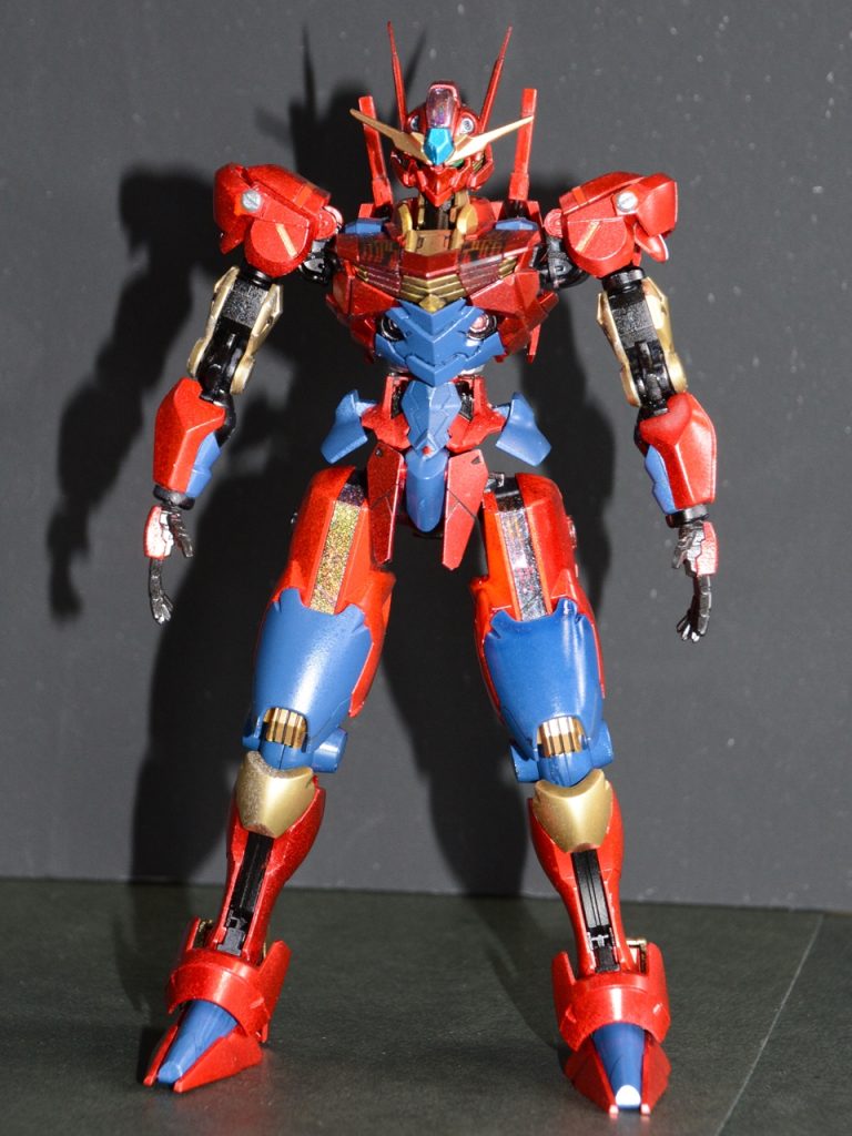 本当は青を赤にするだけのつもりだったんですが、ロイヤルメタレッドの発色が綺麗でロイヤルメタレッドにシャーピンクとの2色塗も考えたのですが色々使ってみようとゴールド、レッドゴールド、ティターズブルー、シルバー、ガンダムブラックを使用しました。クリアーにはトランザムレッドでホログラムにしてみたのですが、キラキラしすぎですね。色に悩みすぎて某作品の2号機を参考にしました。