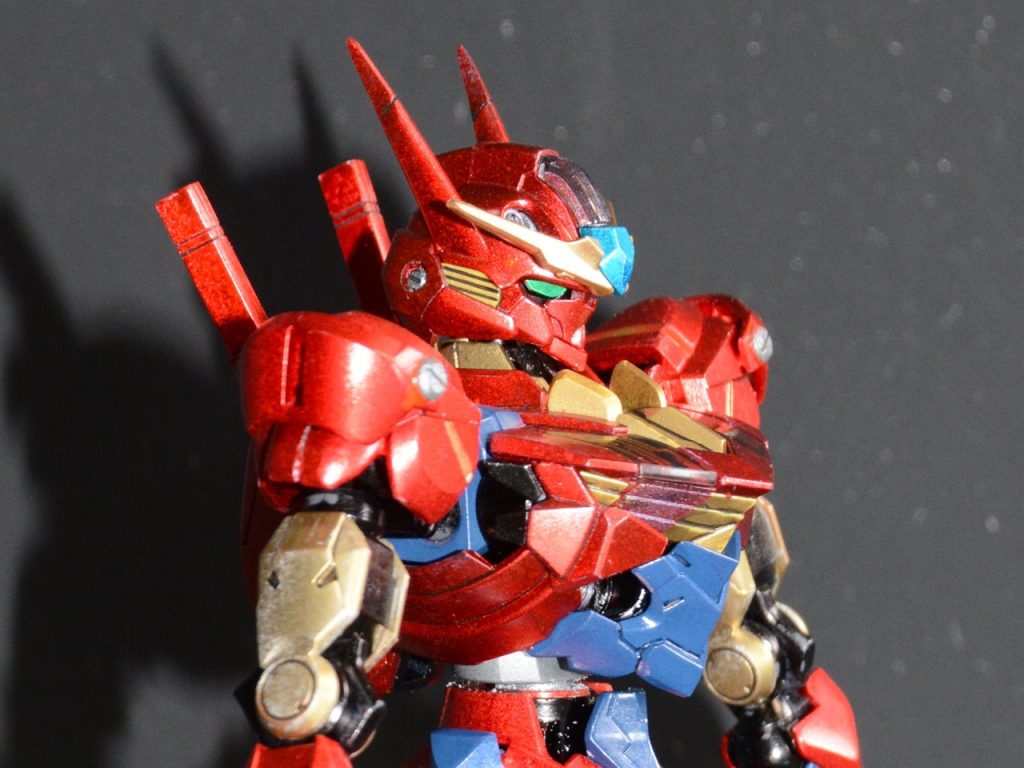 肩の合わせ目とか消したのですが、塗装が厚すぎてはめ込み時に割れてしまいました。ゴールドは透けてますね。組み立て時に触る度ハゲてハゲてリタッチしまくりでひどい事に・・・下地を作らずそのまま吹いたのがまずかったですね。組み立て前にトップコート吹けば良かったのですが、残量が少なく寒さで吹けずにさらにひどい事に・・・・。