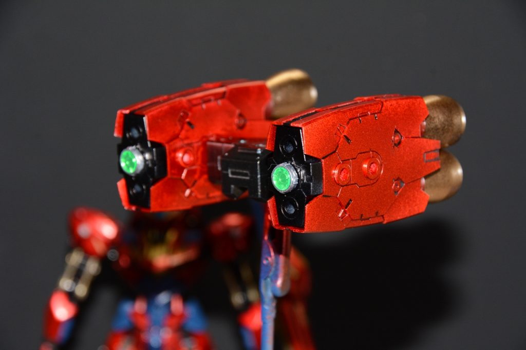 30MM製オプションパーツセット10の大型プロペラントタンクユニットが付きそうだなーと、赤は汚しではなくムラです。でも汚しと言い張ろう。ゴールドは黒→ゴールドですが黒が浮いてきました。ブースター部分マスキングしてメタリックレッドと黒の2色にしようとしたのですが、メタリックレッドの上に色を重ねるとはじくのはびっくりしました。あきらめて消しペンで一度はがして塗りなおしたらこんな感じに。