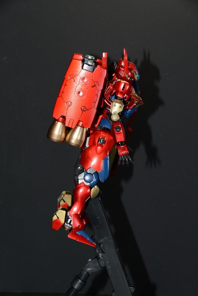 ジェットスクランダーON!!ガシーンとぴったりでした。足裏撮影していないですが、足裏横の肉抜きにはMSサイドレンズをゴールドに塗装してはめ込むとブースターぽくなりました。今回は手抜きして入れませんでしたが、上の肉抜きはパイプ入れるとごまかせそうですね。ガンダムエアブラシシステム自体は非常に良いです。小型の充電式エアブラシにしたので寒い日に窓全開にしなくても室内で塗装できるのが神です。缶スプレーは雪降るとアウトだしベランダ寒いしで冬は作る気がしないので。下地とトップコートが重要そうです。もっとネット周って勉強してもう少し綺麗に作れるよう頑張ろうと思います。