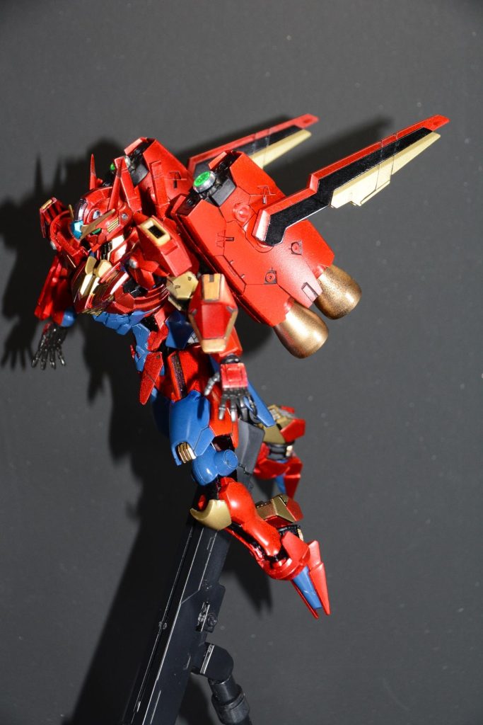 シールドも組み立て、分解でハゲてリタッチし過ぎです。ここまで剥げやすいとは思いもしませんでした。ちゃんと塗装してトップコート吹いてから墨入れすれば大丈夫でしたが、こすれるとダメそうです。ガシガシ動かすのは無理そうなのでビットフォーム固定で飾ろう。なんかレイズナーぽいですね。