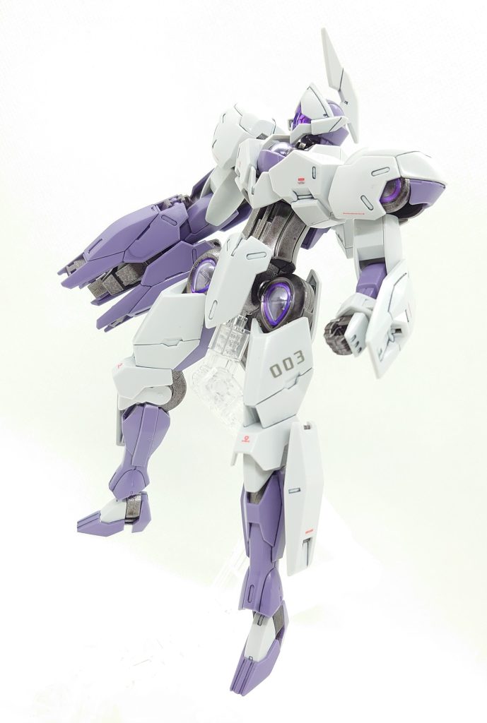 非常にすっきりとした機体なので、あまり余計なことはせず組み上げました。部分塗装、墨入れ、デカール、トップコートのシンプル仕上げです。ビームブレイサーのギミックが非常に面白いキットでした。