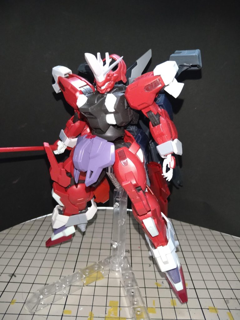 ミキシング完成後の塗装前です。ガンビットを初めは肩に直接つけようと思ってましたが、横幅が長くなって、動かしづらいので、懸架方式に変えました。腕と足と顔をいじって、ガンダムっぽさを出してみましたがそれっぽくみえるかな?