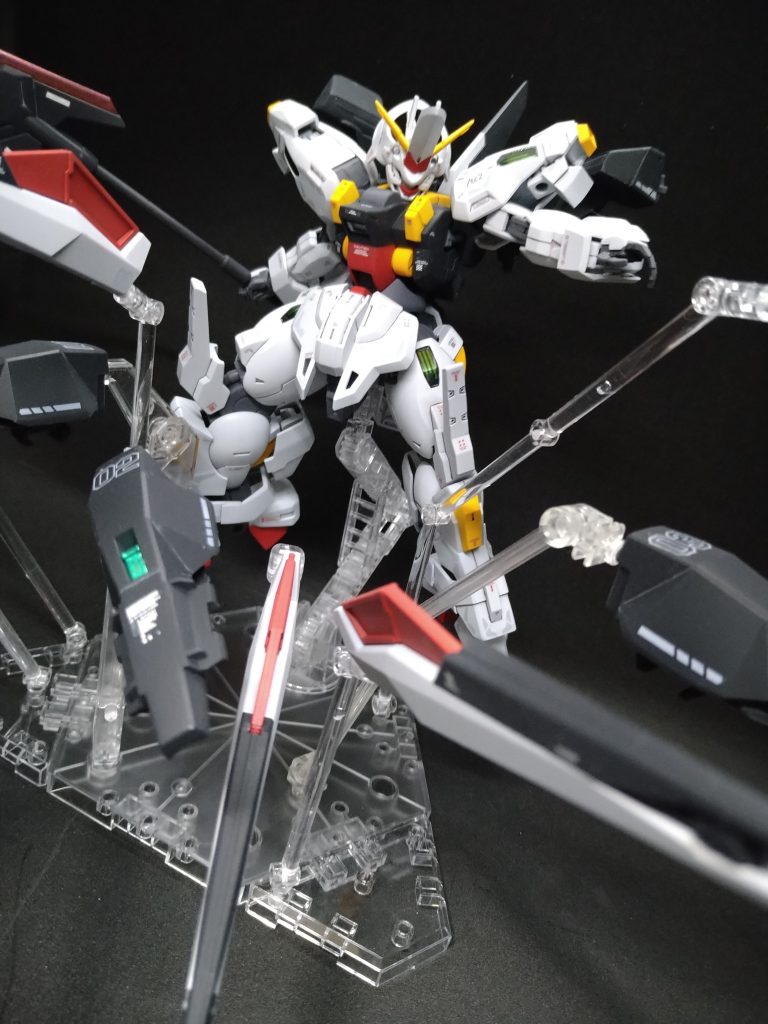 今回塗りながら調色したので使用したカラーのみの記載です。白:クールホワイト、明白色、極少々スージブルー赤:ハーマンレッド、蛍光レッド(以前ヘイズルラーで作った赤)黄色:キアライエロー、ガンダムイエロー、蛍光レッド黒:ミッドナイトブルー、スージーブルー緑:メタリックグリーン関節:メカサフヘビィ下地は黄色と赤はホワイトサフ、白黒はグレーサフにしています。今回、コンセプトはあったのですがなかなか上手く纏まらずかなり難産でした。ガンダムっぽく見えたらいいなぁ~