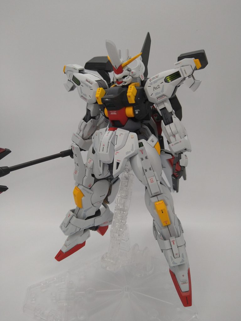 フロントショットです。ダリルバルデのフェイスをくり抜いて、ガンダムフェイスに置き換えました。ダリルバルデの改修型としてミキシングしたので追加装甲と追加武装を作りました。カラーはエアリアルがガンダムカラーなので、ガンダムMK-Ⅱカラーにしてみました。