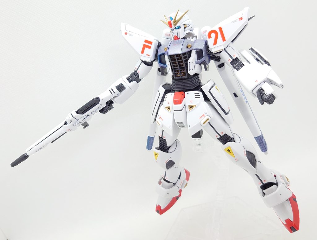 青いパーツが成型色では暗めだったので塗装しています。