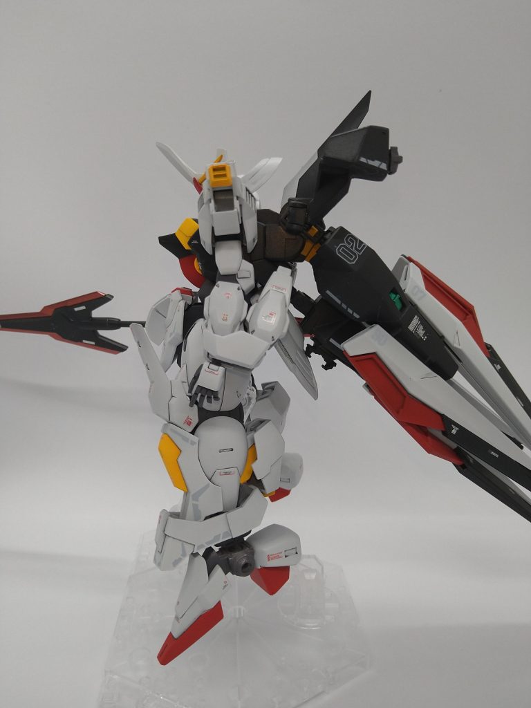 サイドショットです。作中でも思ったのですが、手足分離だと生身のパイロットだと戦いづらいんじゃないかなと思い、思い切ってオミットして、ガンダムっぽい足にしてみました。