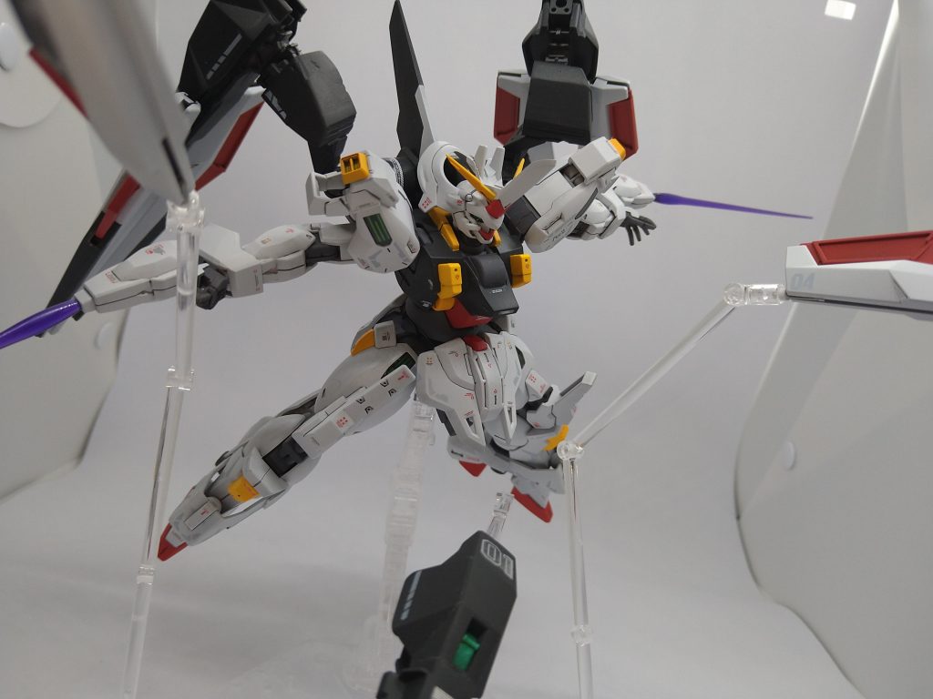 背中についてたイーシュバラBタイプを腕に移植してビームトンファーにしました。