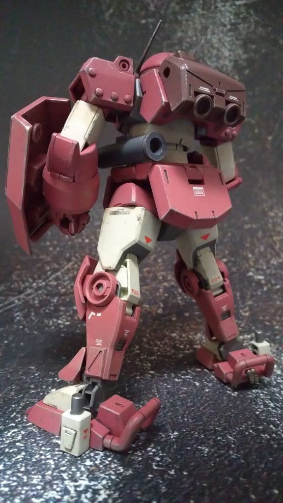 バックショットです。足下にローラーダッシユとアンカー(ターンピック)を取り付けました。チュチュ専用機にはローラーダッシユがありましたが、こちらには無かったので追加しました。