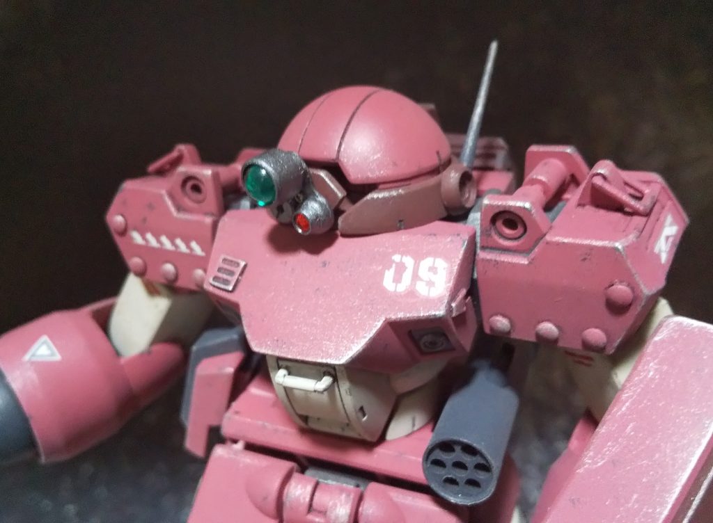 頭部は凹モールドを消しシンプルにラインモールドは後頭部まで延長。それっぽいスコープも自作しました。胸部は出っ張りを削りフラットに、ビルダーズパーツを何ヵ所か貼り付け。肩はフックと鋲を取り付けました。左腰にも武器を追加しました。