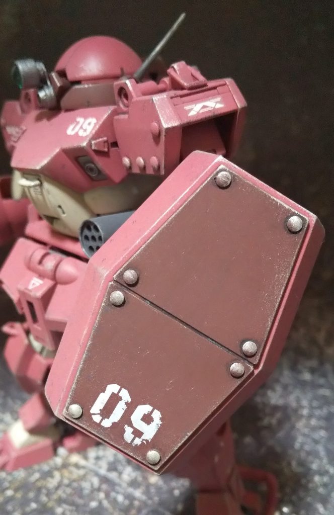 盾にも鋲を追加し武骨な雰囲気にしました。