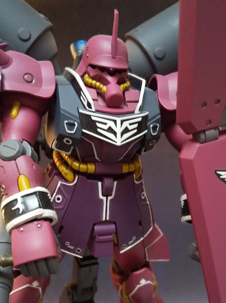 袖口のマーキングは付属のシールを丁寧に貼りました。(きれいに塗り分る技術が無かった)