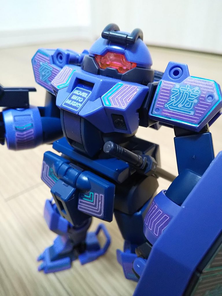 シールの貼りつけに苦労しました。デカールの方がやり易いですなぁ。シールの光沢がつや消しとつや有りに分かれていたので、トップコートを吹いてからシールを貼るようにしました。