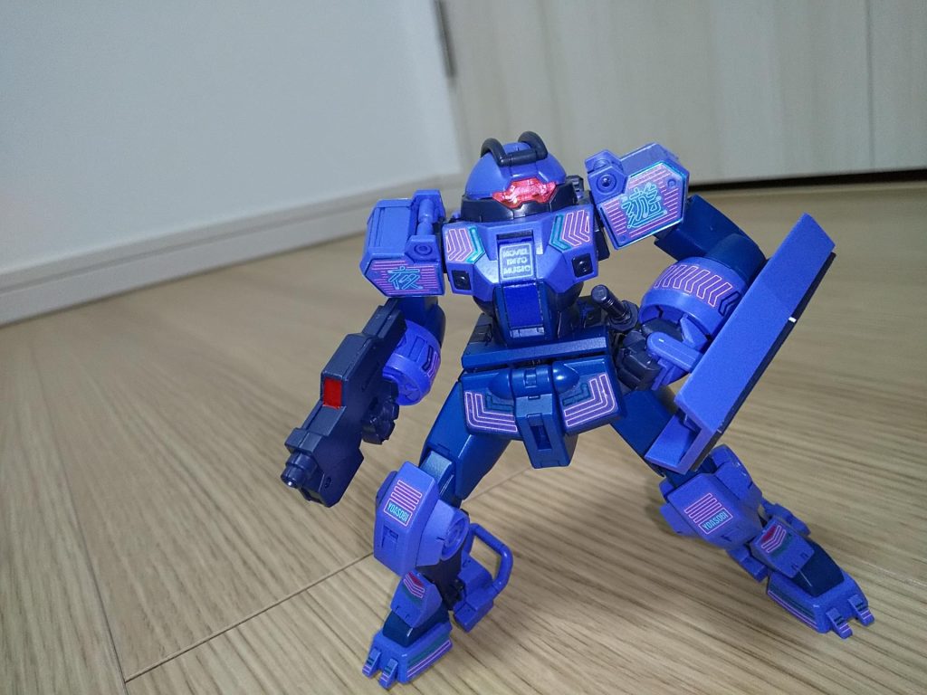 カメラの奥はガンダムマーカーEXシャインシルバーで塗装。銃のセンサー部は水性ホビーカラーの銀で下地を塗り、上からシタデルカラー(コントラスト)のDOOMFIRE MAGENTAで染め塗り。トップコートを吹いてから付属シールを貼りつけ。