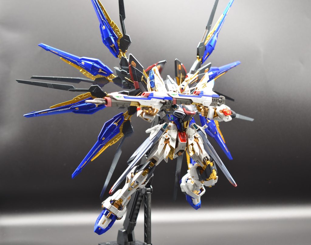 白とブラック部分にはガイアのガラスパールとクリアーを、ブルー部分には同じくガイアのダークステンレスシルバー→ウルトラマリンブルーを塗装してあります