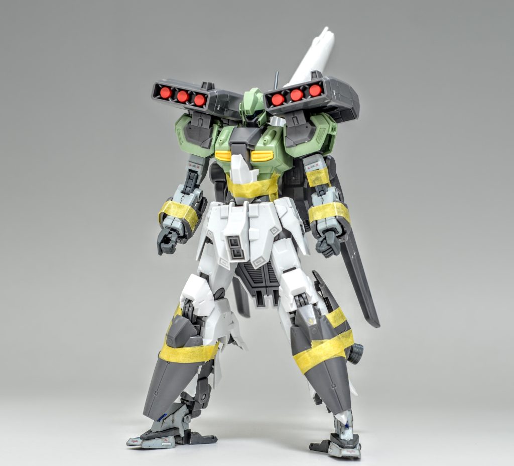 足が長いのでスタイル調整で腹部を延長しています。ムーンガンダムの脚部は左右入れ替え、脛横のスラスター部は排除してフレームを剥き出しにしました。