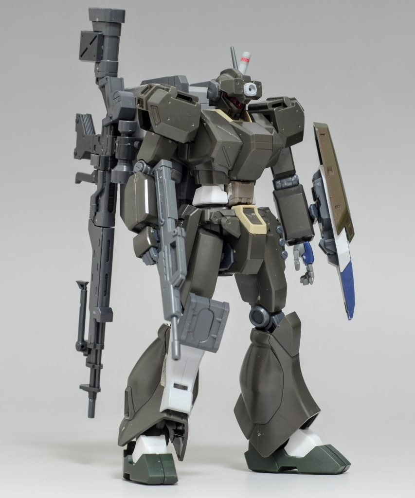 前回のスタークジェガンと同じく、腹部を延長してスタイルを調整、脚部も小足が好きなので別キットから持ってきました。製作イメージは地上型のスタークジェガンです。