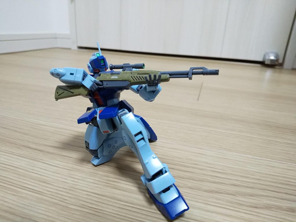 スナイパーと言えばやはりこのポーズ。狙撃用ライフルの部分塗装に苦労しました。水性ホビーカラー用サーフェイサー→水性ホビーカラー→ガンダムマーカーでスミ入れし、その後デカール→トップコート。