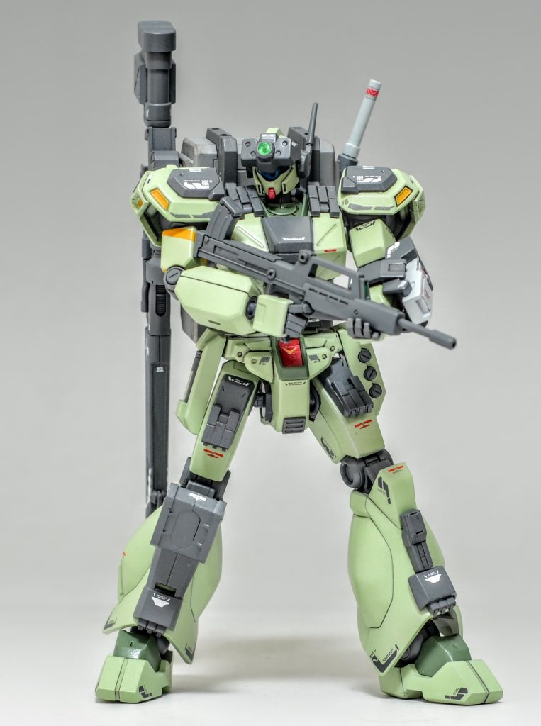 基本装備のジム・ライフルはマガジンを上部に配置した改修型。モーリス大尉は中距離戦では通常型のビームライフルよりも信頼性の高い実弾ライフルを好んで使用していた。