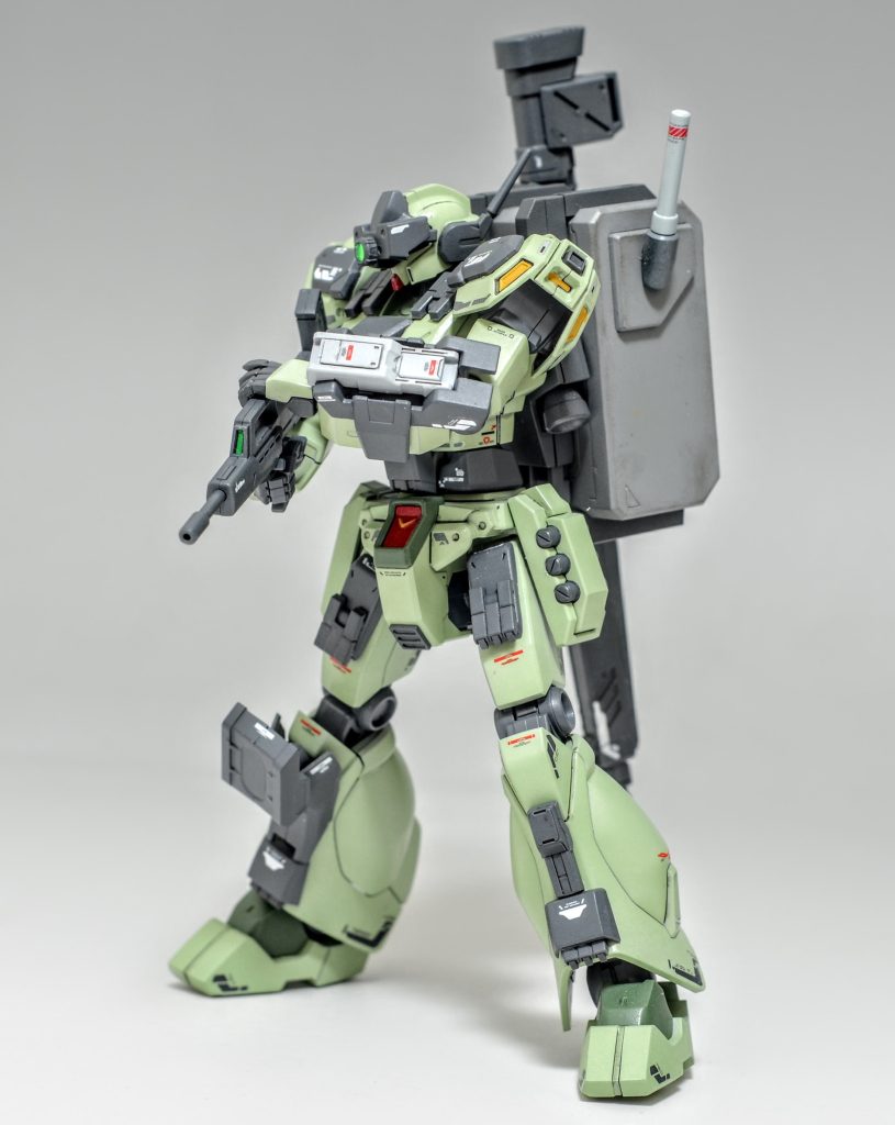 背部コンテナ内はビームライフル用のエネルギーコンデンサーや予備弾薬を積載。