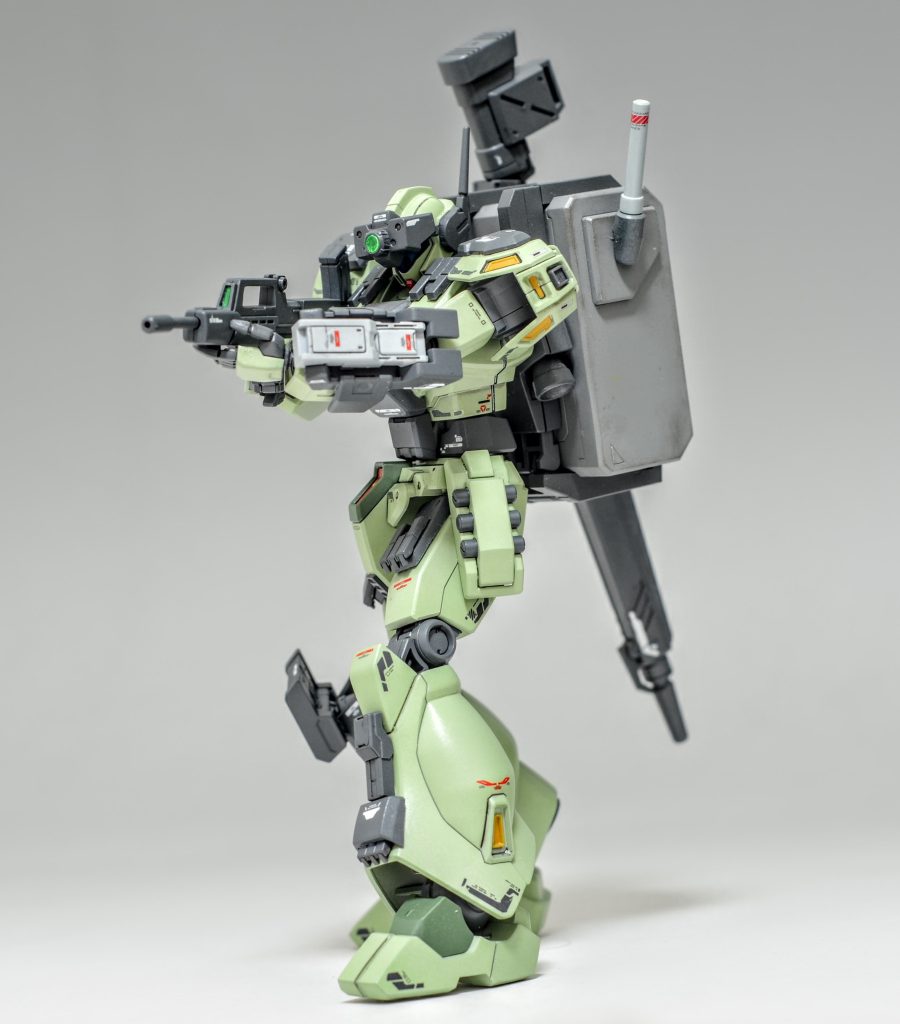 防御兵装はシールドよりも取り回しの良い指向性近接防御機雷発射装置「M.H.B」(ミニ・ハイド・ボンブ)。密林地帯や市街地での戦闘では遭遇戦になることが多く、敵機との出会い頭でサーベルを抜く暇が無い場合に使用した。