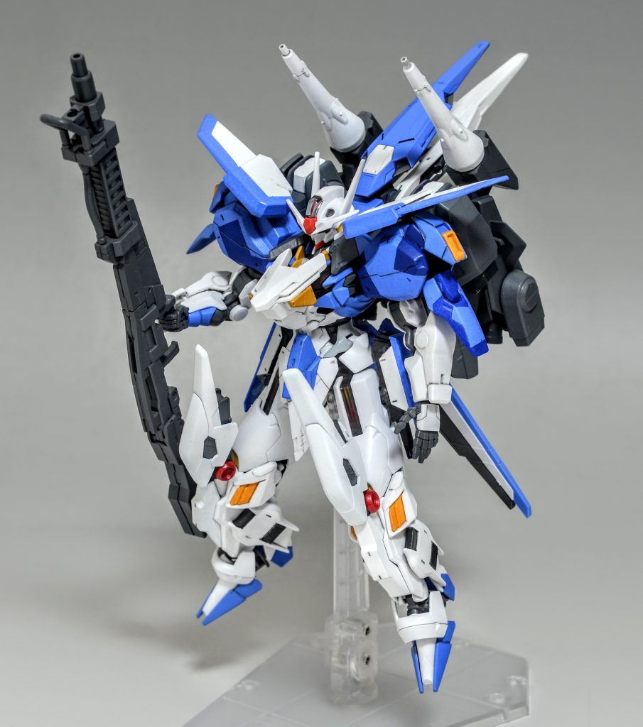 この状態で完成にしようかと思いましたがバックパックをもっと盛りたい衝動を抑えられず、急遽ファンネ‥ガンビットとラッチを増設しています。胸部の形状にフィットする追加パーツの組み合せが一番悩みましたが、エアリアルのガンビットとムーンガンダムのパーツで良い塩梅にマッチしたと思います。制作期間はミキシングと塗装、調整で計一週間でした。