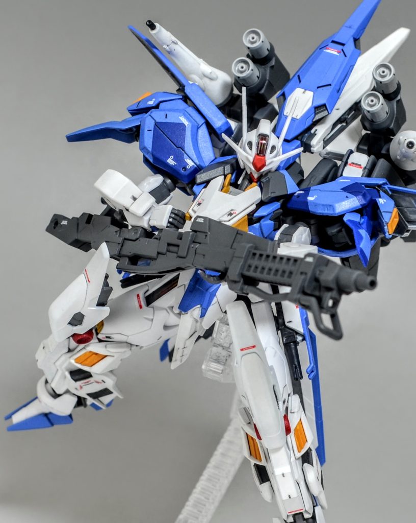 メイン装備はスマートライフル。砲身に冷却装置が内蔵されており長射程で強力なビームの連射が可能。