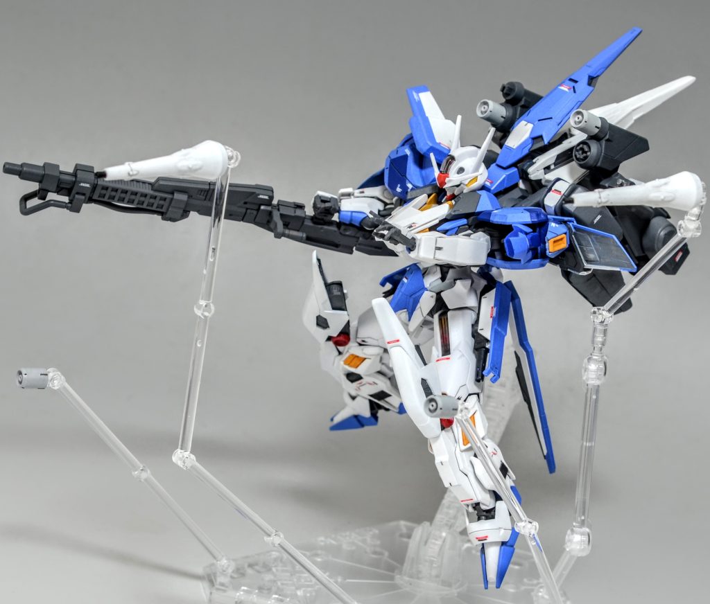 標準のガンビットは固定配置され、攻撃は追加装備の攻撃特化型ガンビット「サラマンドラ」が行う。