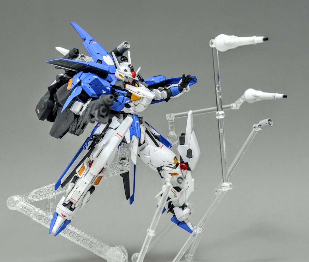 サラマンドラは射程距離が長く破壊力の大きいビームを放つことができるαタイプを２機、機動力とビームの連射性能の高いβタイプを４機装備している。