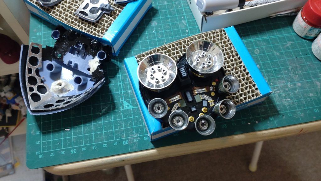 スカート内の裏打ちに一番時間がかかりました。プラ板デザインナイフで切り抜き指がいたくなりました。