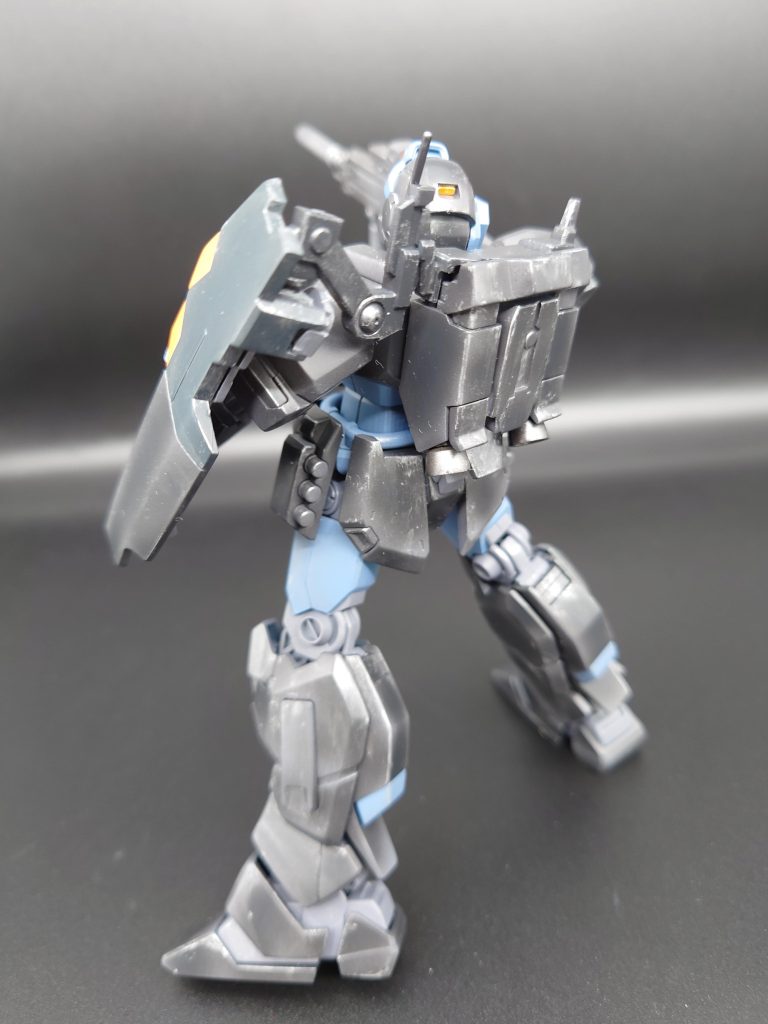 ドライブラシでシルバー汚しかけてます