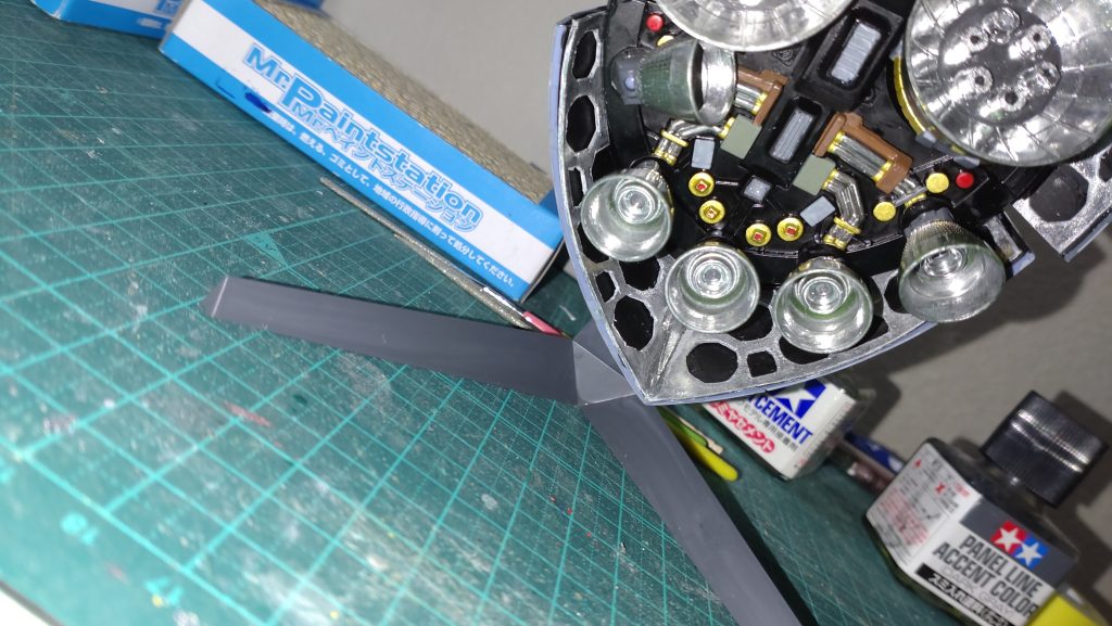 スカート内の塗り分けも含めて全て筆塗りです。