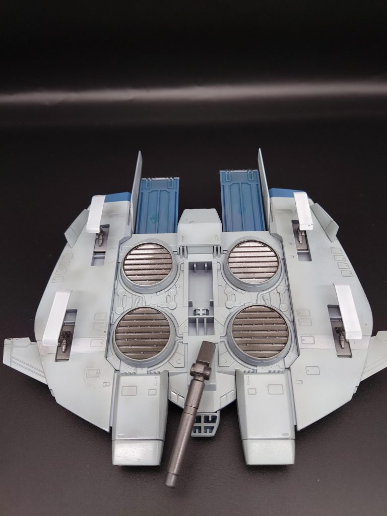 裏側、下面の丸い排気ダクトの塗り分けだけ頑張りました(笑)