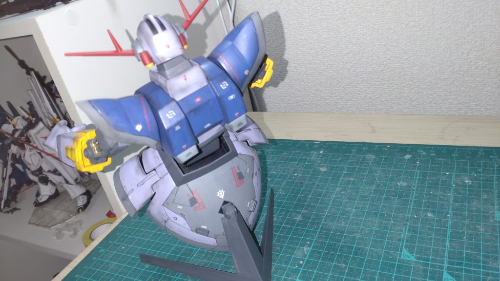 スカート後ろの初めてのスジ彫りよく見るとグニャグニャですが満足です。