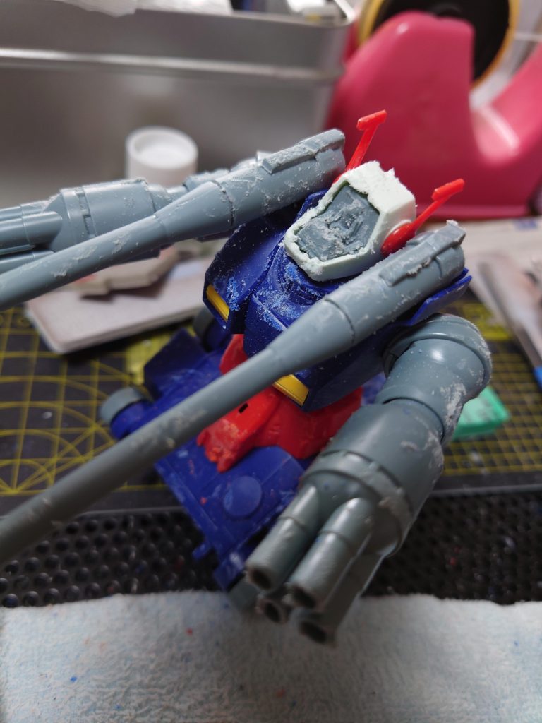 襲撃されるガンタンクは、リューターでガリガリやってダメージ加工やってます