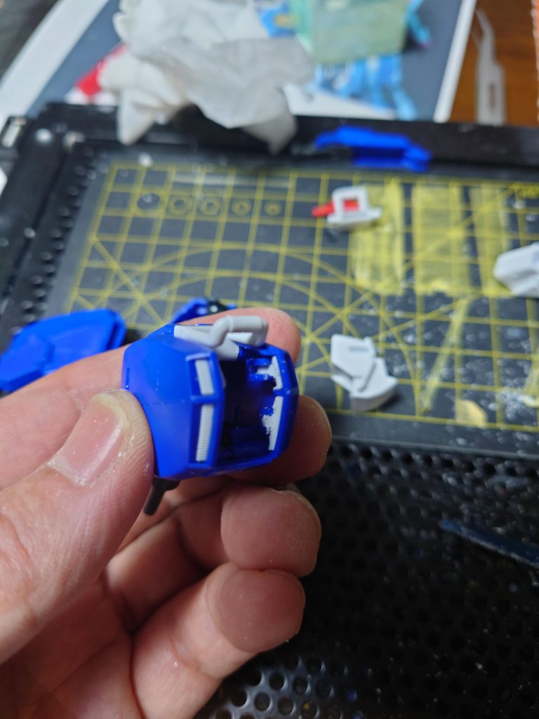 大型の肩パーツは、合わせ目消しのために後ハメ加工