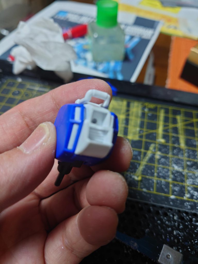 パーツ切断して、後ハメ出来るようにしました。