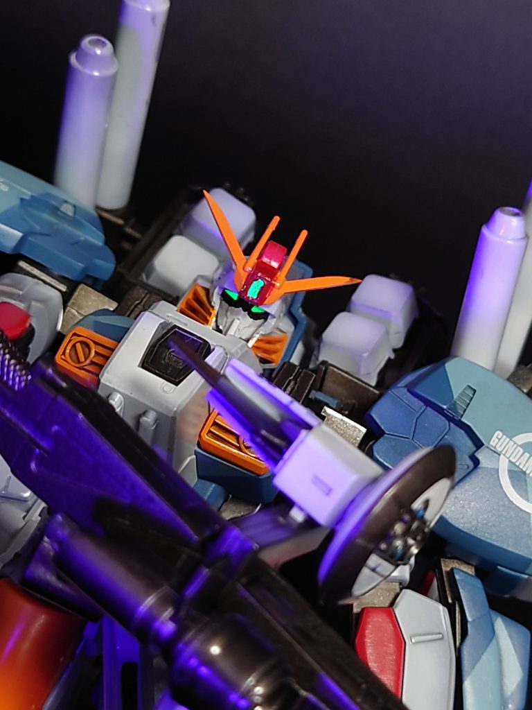 蛍光グリーンでツインアイとか塗装したので、ブラックライトでビコーンします！