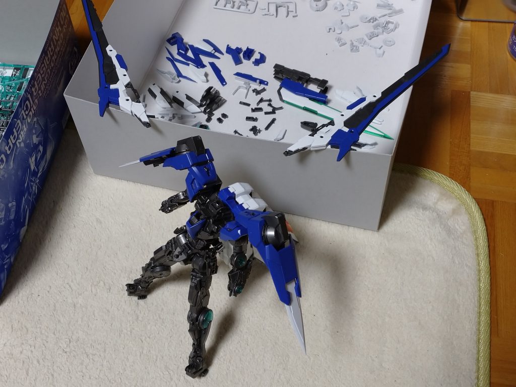 フレームの成形色はクリアパーツの見映えを考慮してかグレーからガンメタに変更されてました。