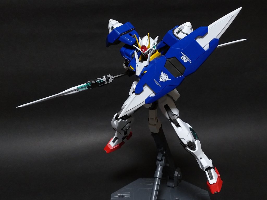 相変わらずよく動きます。ランス&シールドのみ装備だとオーライザー&MG版発売前の1/100を思い出します。ｱﾚもよく出来たキットでした。