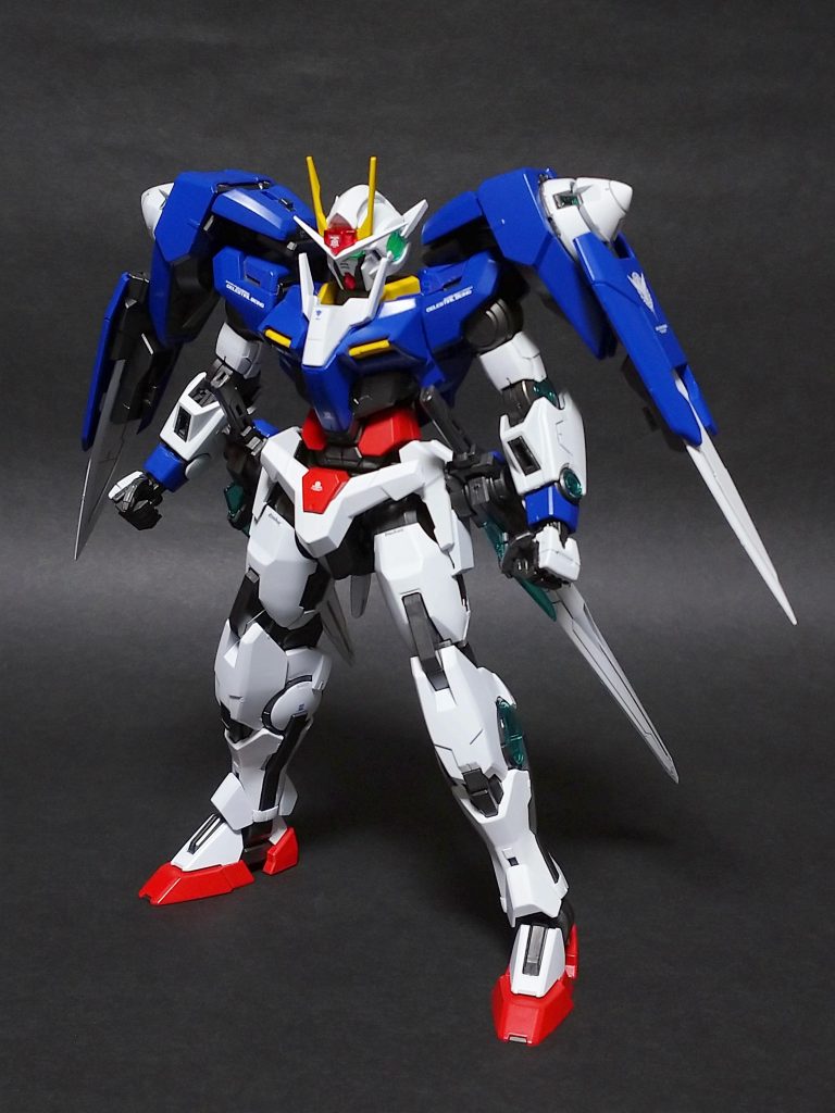 肩にシールド・腰にソード取り付けると、横方向にボリュームが出て映えますね。