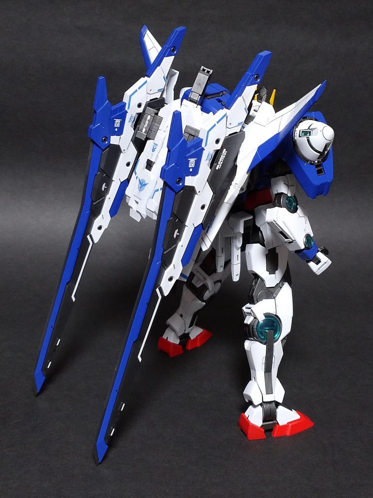 やはりリヤヘビーなのでバスターソードがつっかい棒になって立ってます。