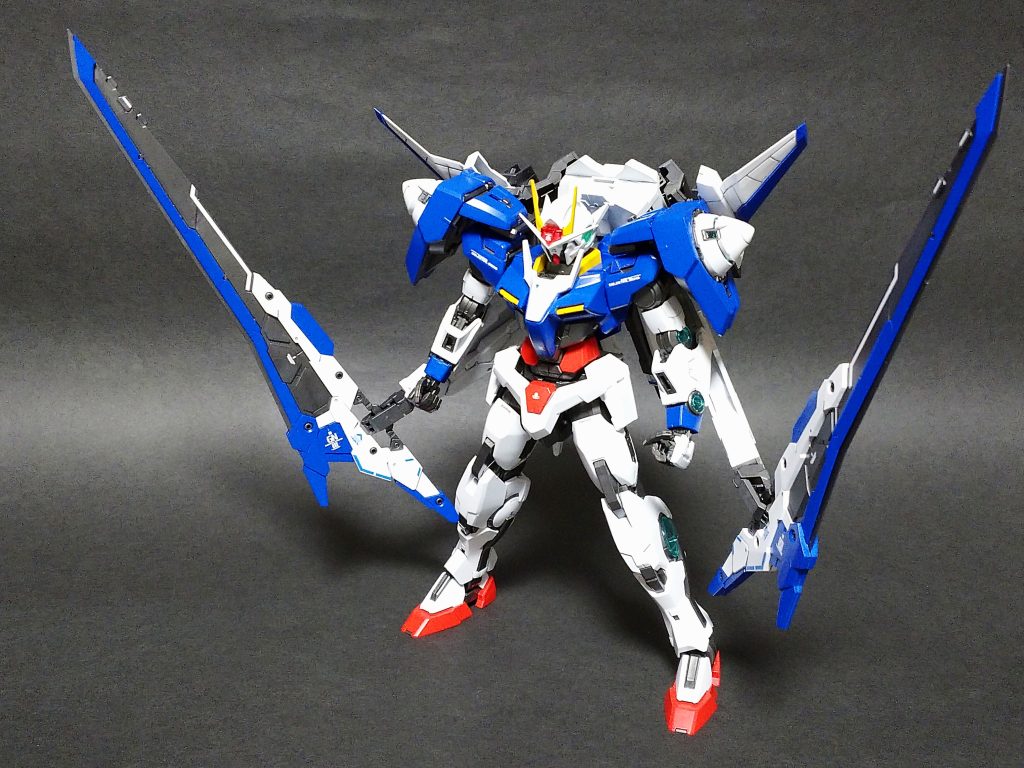 ザンライザーと違いパイロンが斜めにマウントされてるので、展開するとハの字になってポージングに幅が出ます。