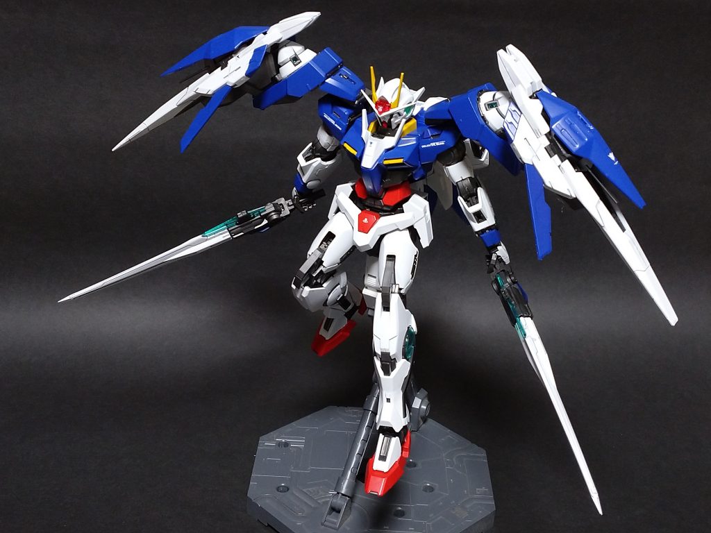 合体させてダブルオーライザーにするとシルエットが放射状に拡大しますが、ザンライザーに比べればまだ細身に見えますね。