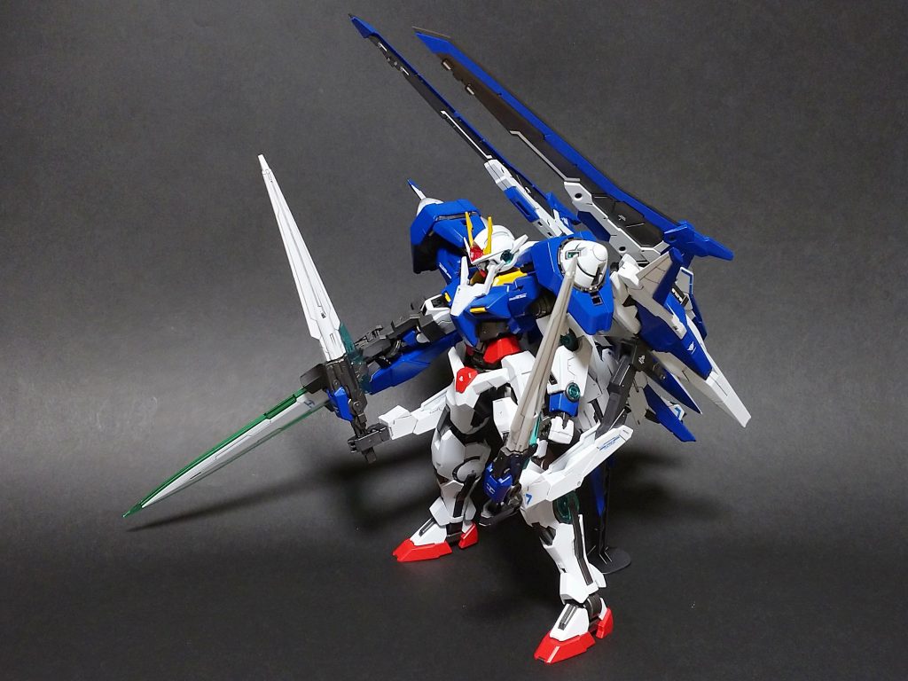 可動式パイロンは根元にもロール軸欲しかったですね。バスターソードⅢはMETAL ROBOT魂のように前向きにも(無理矢理ですが)出来ました。