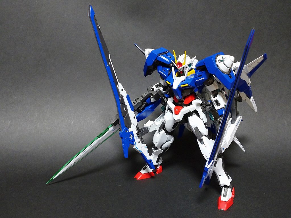 パイロンの武器用ピンはガンダム本体の手首より高さがあるので、大きい武器を持たせても安定してます。経年劣化で関節が弛くなりそうですが、膝に当てればそれ以上下がりません。