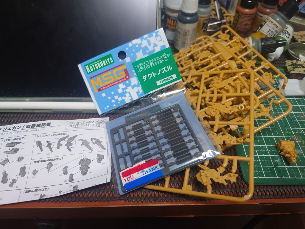 使ったのはM.S.Gのダクト、プラ板とアーティファクトのスタークジェガンです。