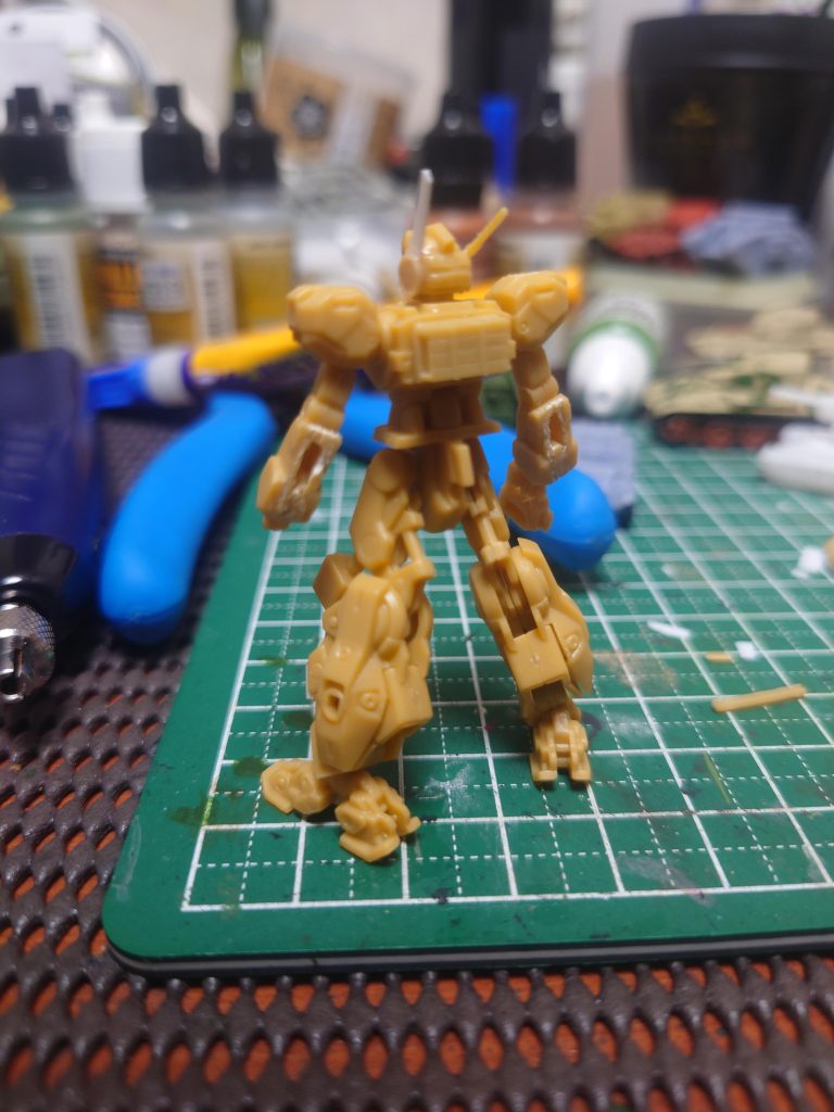 バックパックは1/144スケールの戦車用のディテールアップ用パーツの砲弾入れを使用しています。